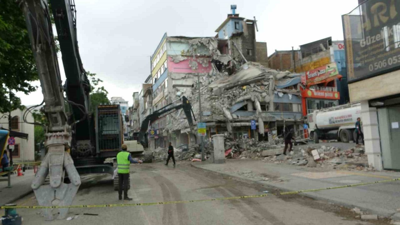 Malatya’da ağır hasarlı binaların yıkımı devam ediyor