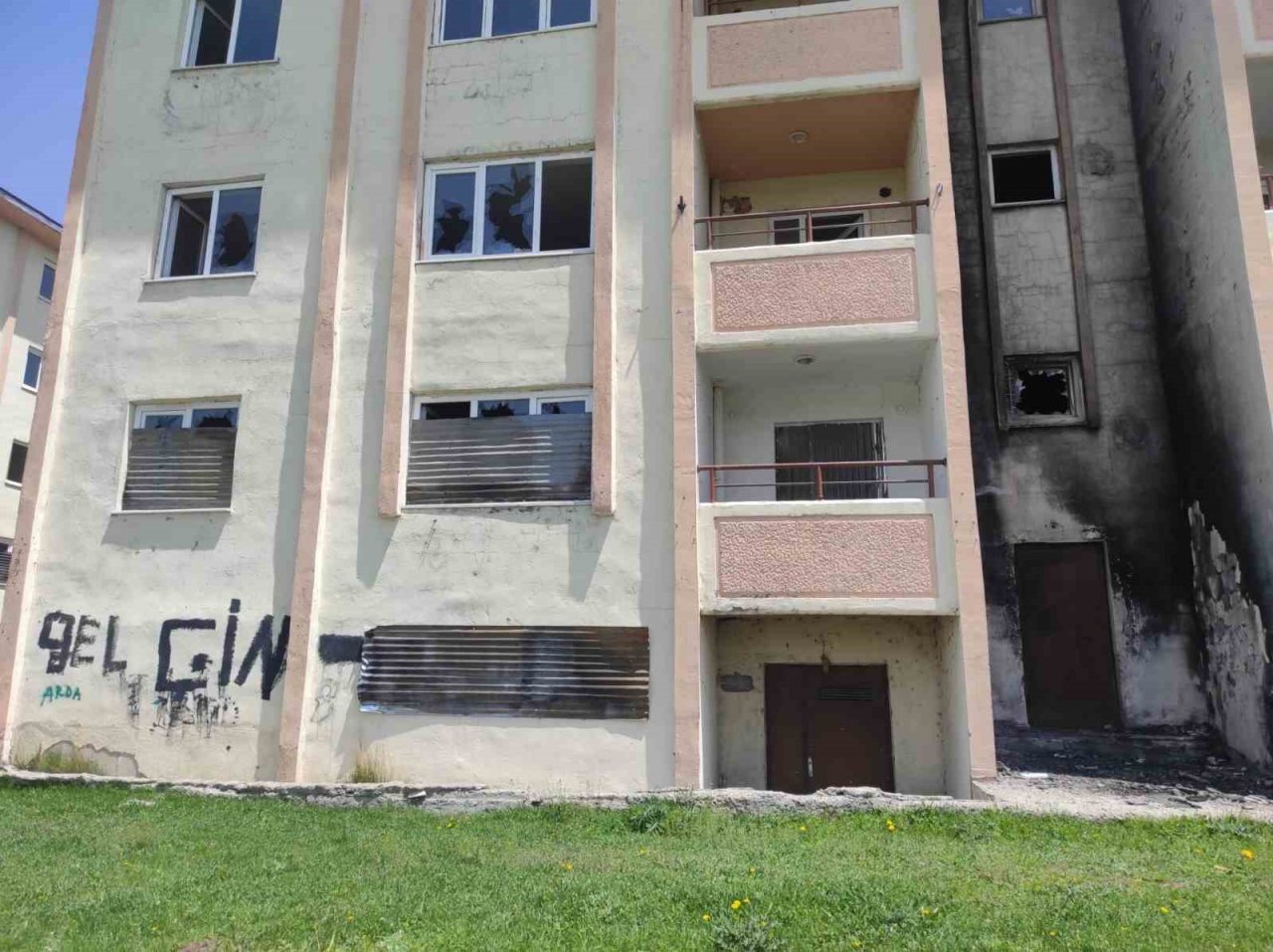 Kars’ta jandarmanın boşalttığı lojmanlar harabeye döndü