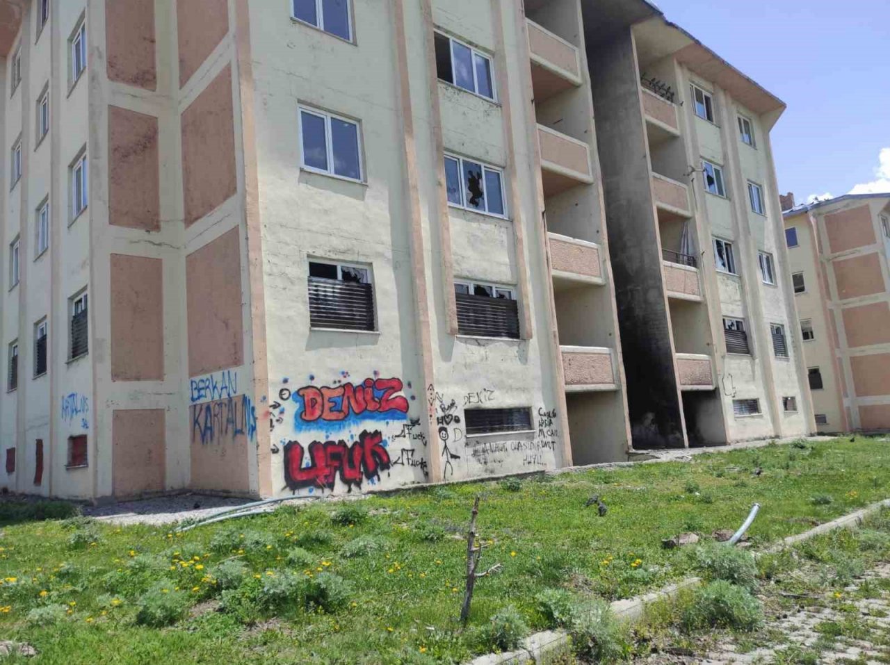 Kars’ta jandarmanın boşalttığı lojmanlar harabeye döndü