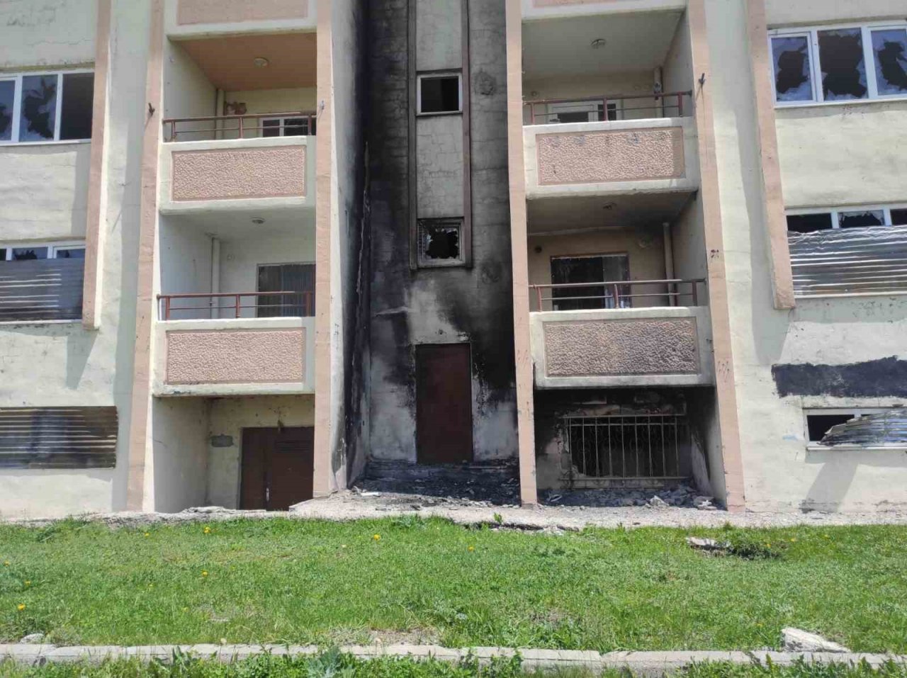 Kars’ta jandarmanın boşalttığı lojmanlar harabeye döndü