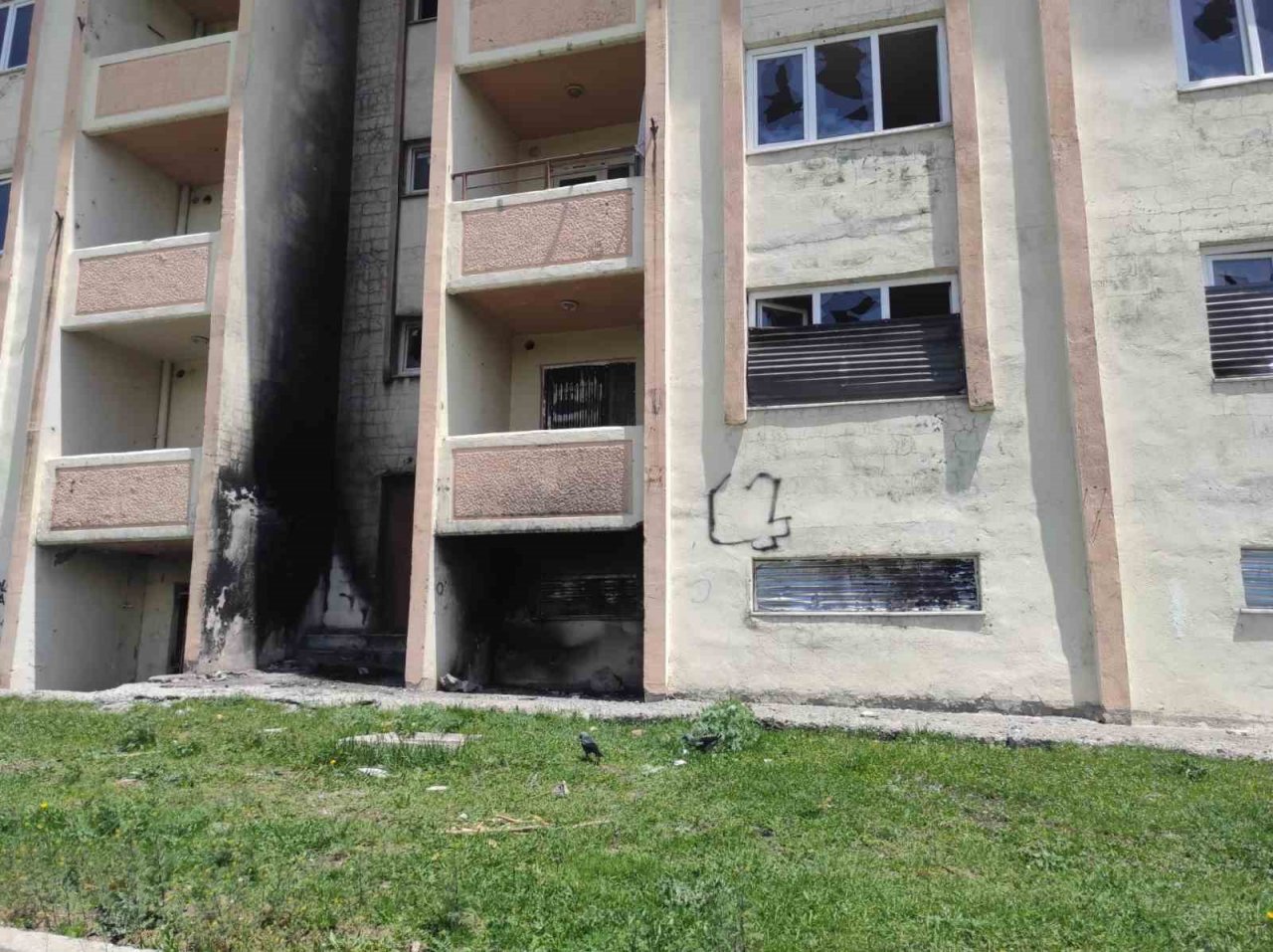 Kars’ta jandarmanın boşalttığı lojmanlar harabeye döndü