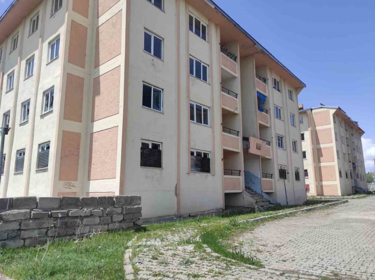 Kars’ta jandarmanın boşalttığı lojmanlar harabeye döndü