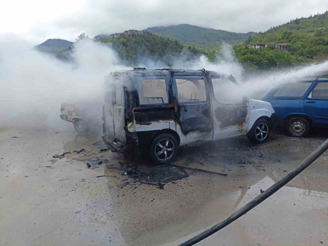 LPG’li araç tamir esnasında alev aldı, 3 araç kullanılamaz hale geldi