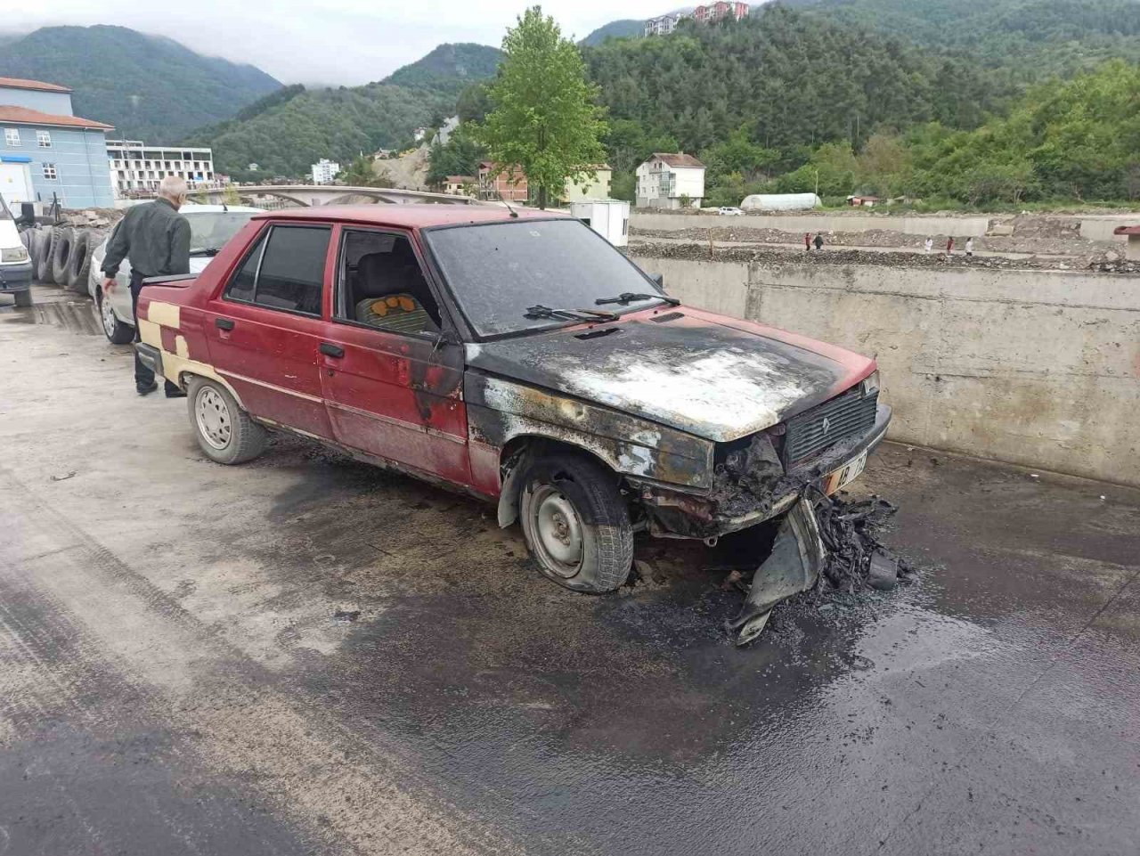 LPG’li araç tamir esnasında alev aldı, 3 araç kullanılamaz hale geldi