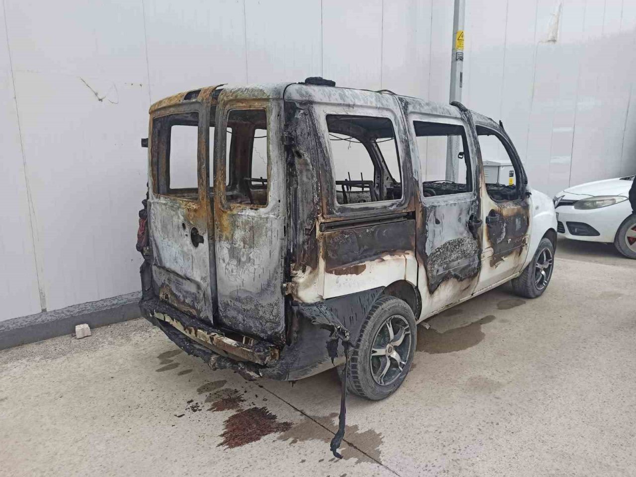 LPG’li araç tamir esnasında alev aldı, 3 araç kullanılamaz hale geldi