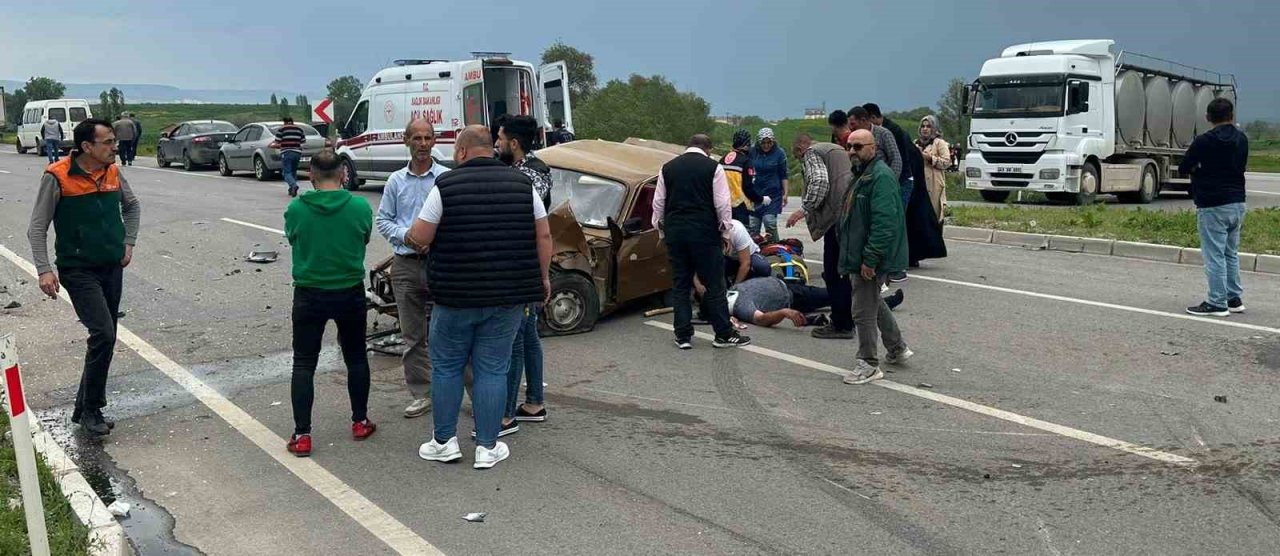 Kavşakta otomobil ile kamyonet çarpıştı: 2 yaralı