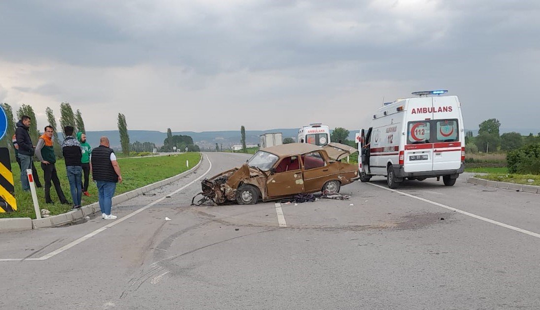 Kavşakta otomobil ile kamyonet çarpıştı: 2 yaralı