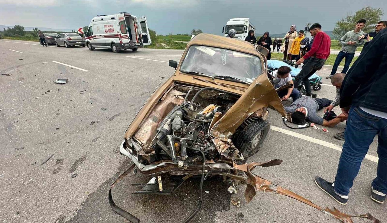 Kavşakta otomobil ile kamyonet çarpıştı: 2 yaralı