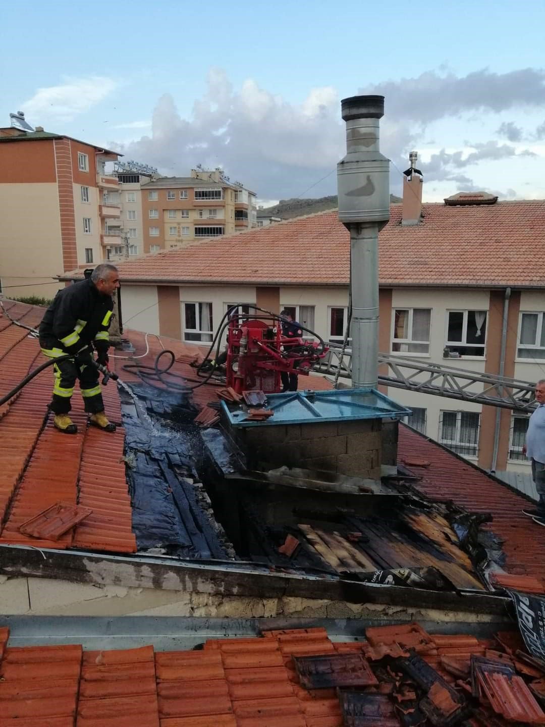 Çatı yangını büyümeden söndürüldü
