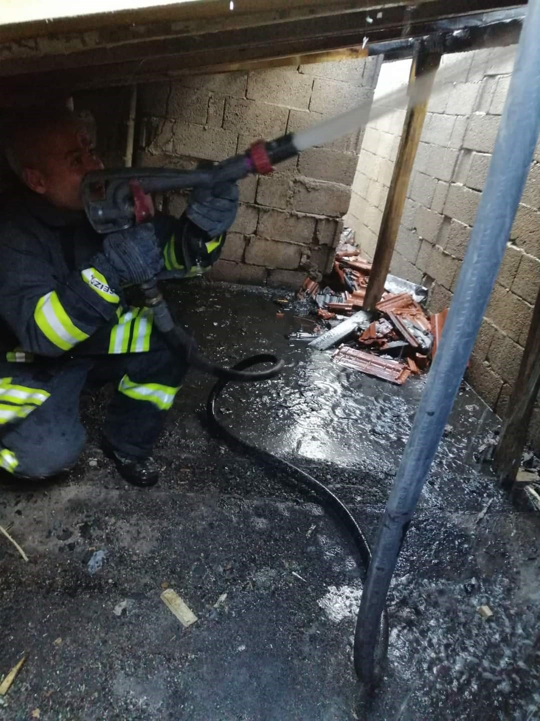 Çatı yangını büyümeden söndürüldü