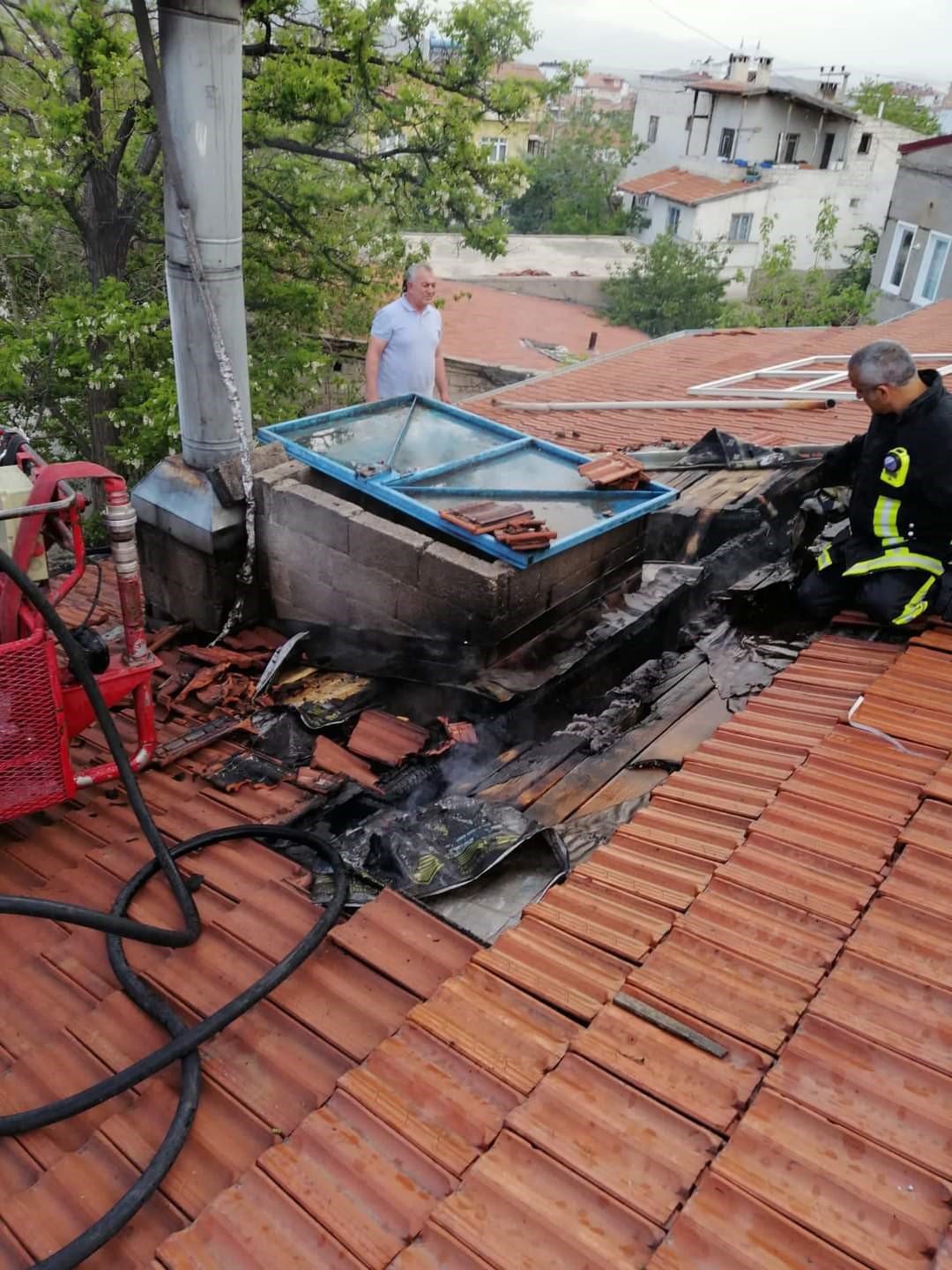 Çatı yangını büyümeden söndürüldü