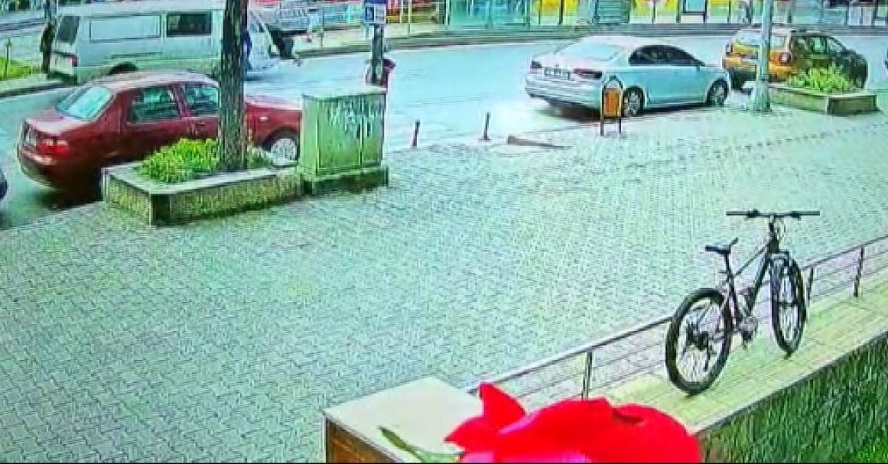 Minibüs yaşlı kadına böyle çarptı