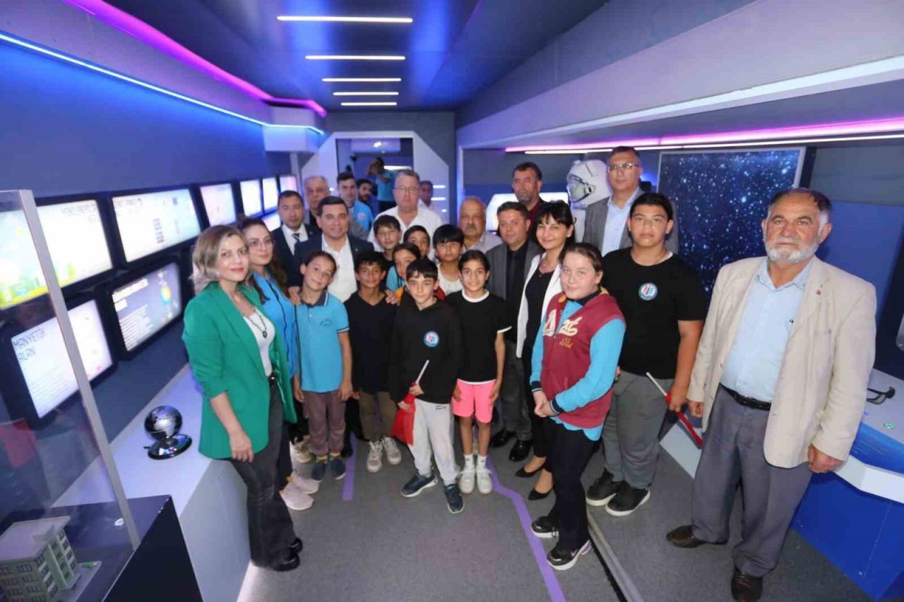 Kepez’in Bilim Teknoloji Tırı, öğrencilerle buluştu