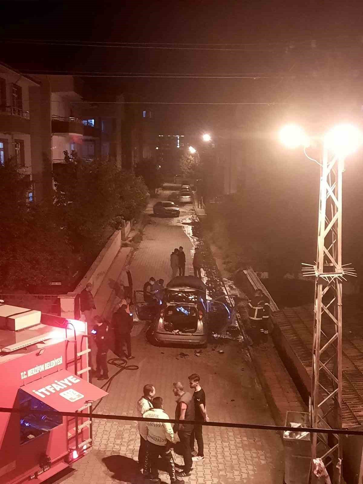 Amasya’da yanan otomobil alev topuna döndü