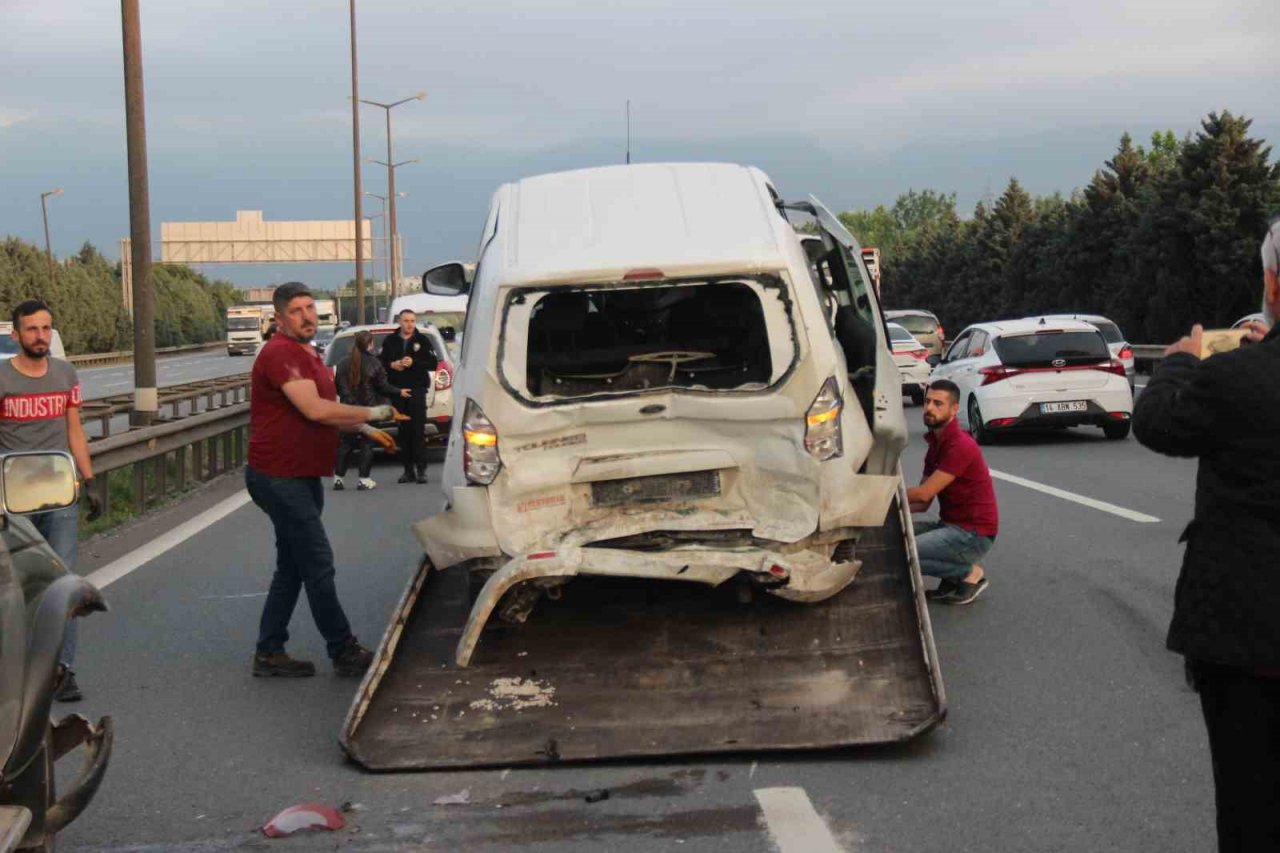 Arıza yapan kamyon zincirleme kazaya sebep oldu: 2 kişi yaralandı