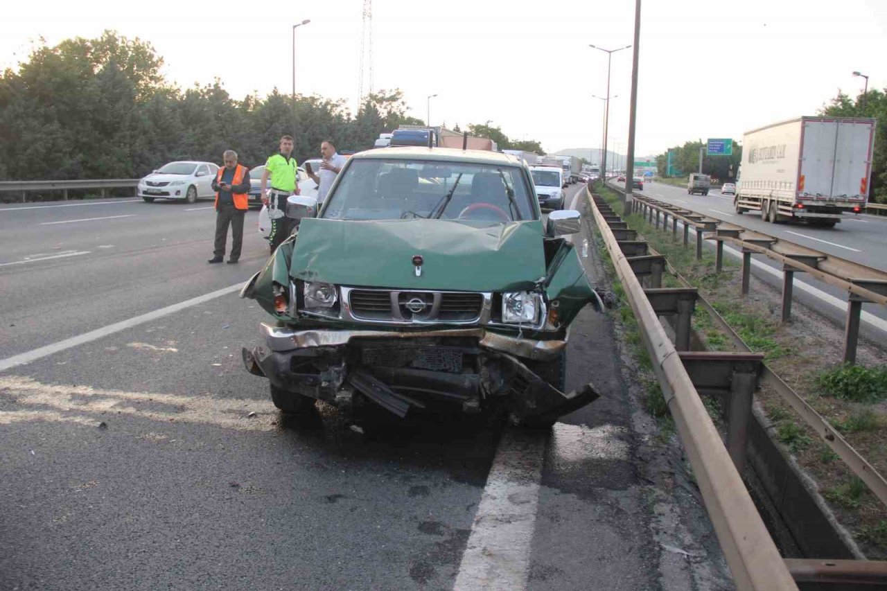 Arıza yapan kamyon zincirleme kazaya sebep oldu: 2 kişi yaralandı