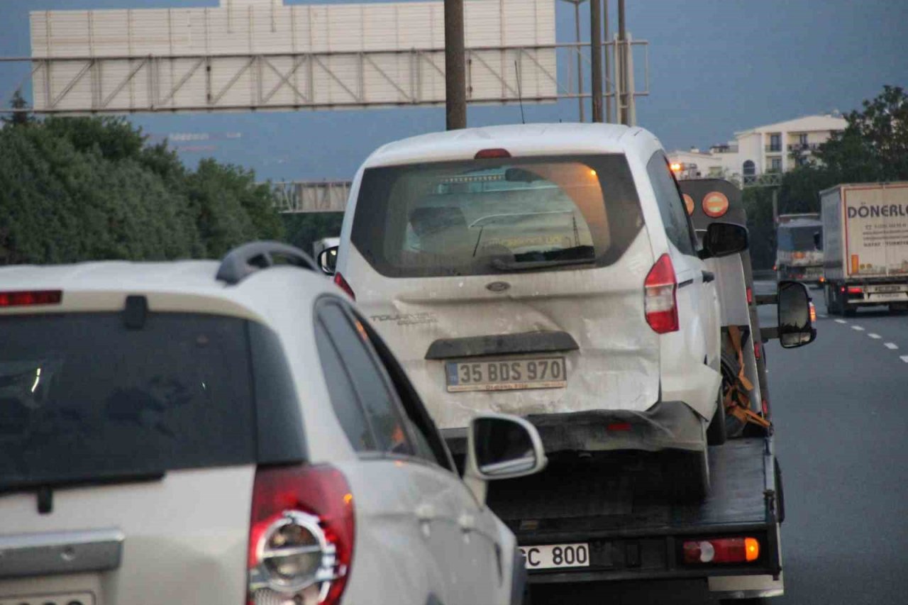 Arıza yapan kamyon zincirleme kazaya sebep oldu: 2 kişi yaralandı