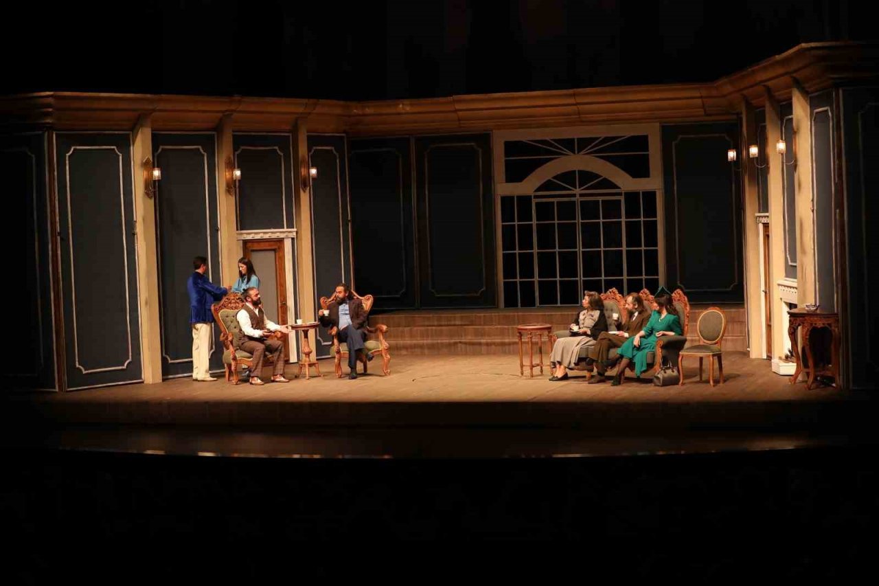 Konya Şehir Tiyatrosu Üstad Necip Fazıl’ı “Bir Adam Yaratmak” eserini sahneledi