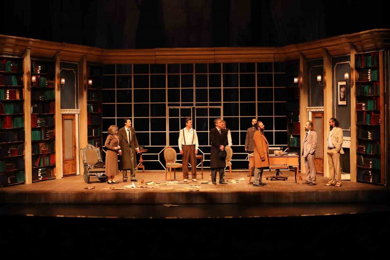 Konya Şehir Tiyatrosu Üstad Necip Fazıl’ı “Bir Adam Yaratmak” eserini sahneledi