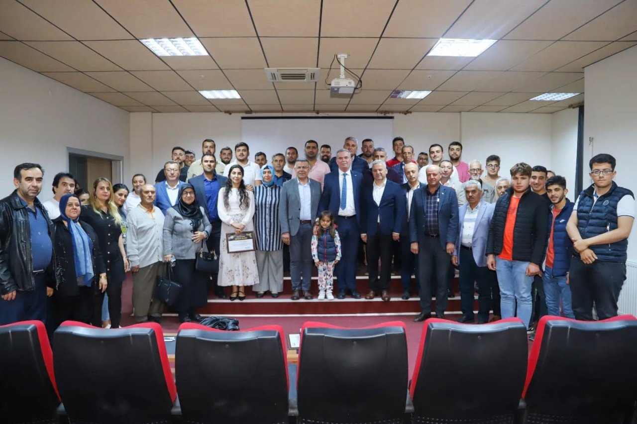 27 Mayıs darbesinin 63. yılında ünlü tarihçi Prof. Dr. Akkoyun’un anlattıkları dinleyenleri duygulandırdı