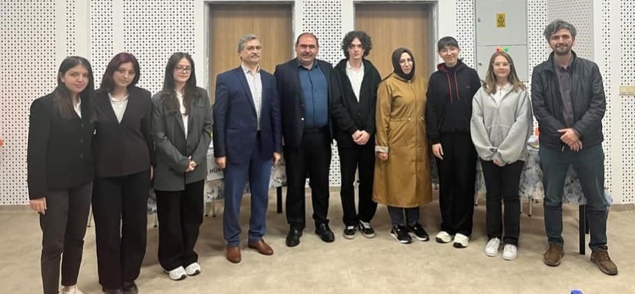 Kütahya Necip Fazıl Kısakürek Anadolu Lisesinde münazara turnuvası