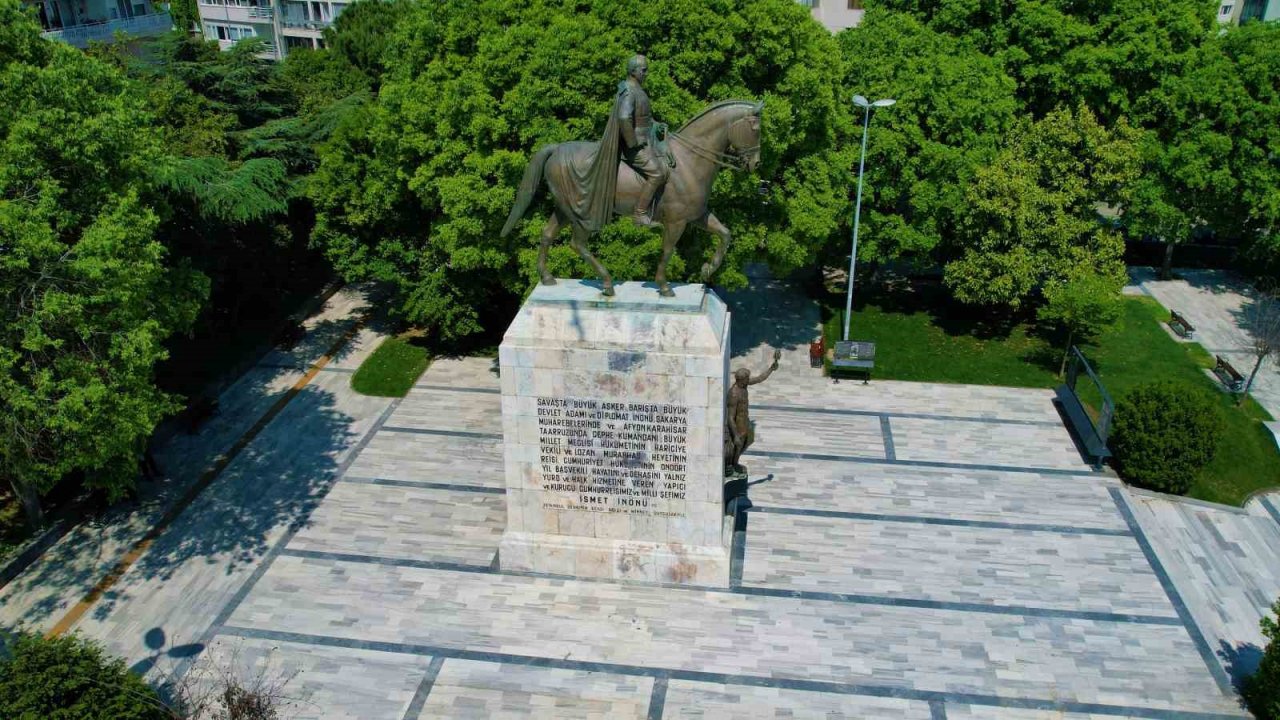 İBB’nin korumaya aldığı İsmet İnönü heykelinin tarihi caminin üzerine inşa edildiği ortaya çıktı