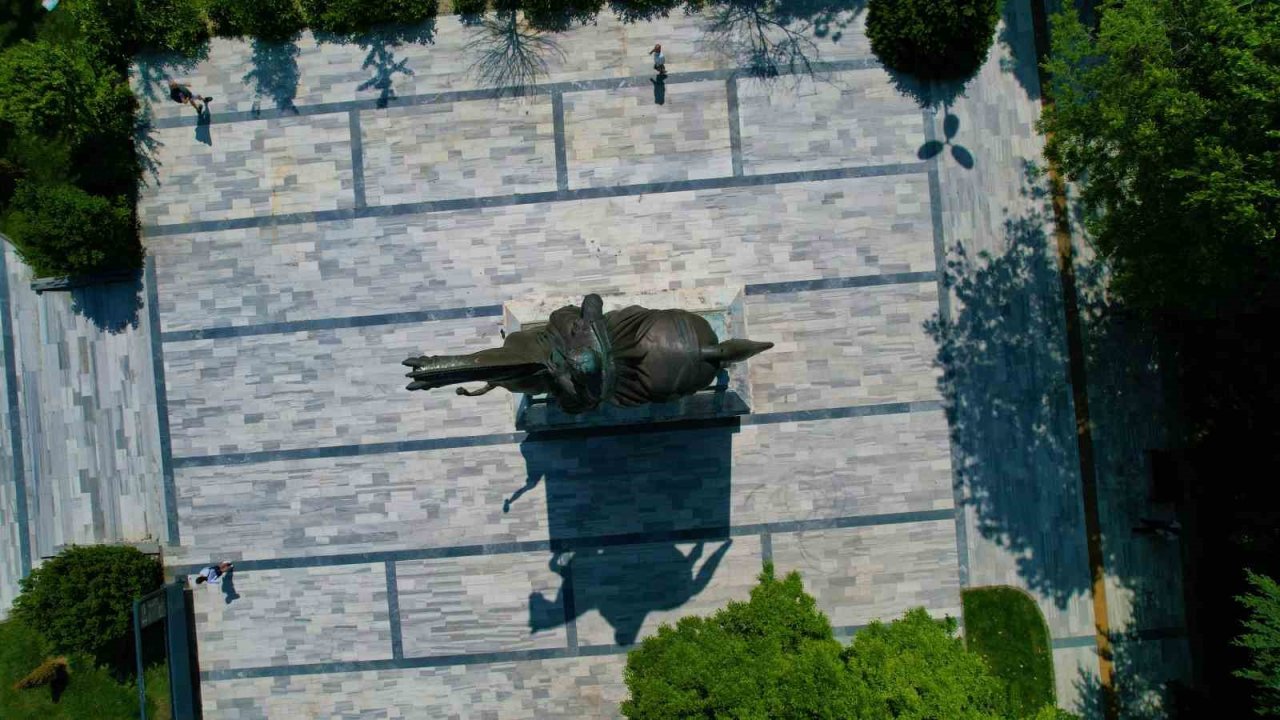 İBB’nin korumaya aldığı İsmet İnönü heykelinin tarihi caminin üzerine inşa edildiği ortaya çıktı