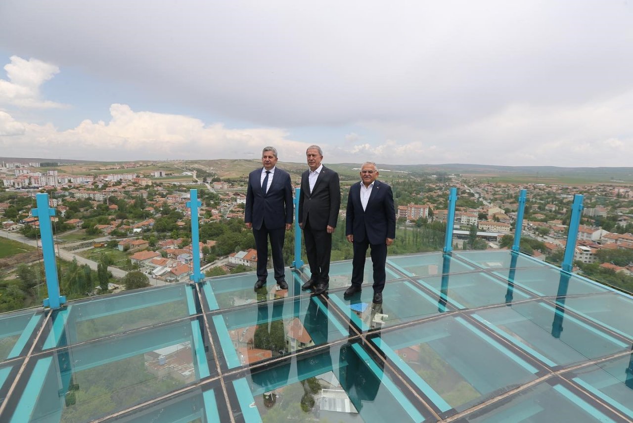 Bakan akar, Başkan Büyükkılıç ve Milletvekili Ersoy, Seyir Terası’nda Bünyan’ı izledi