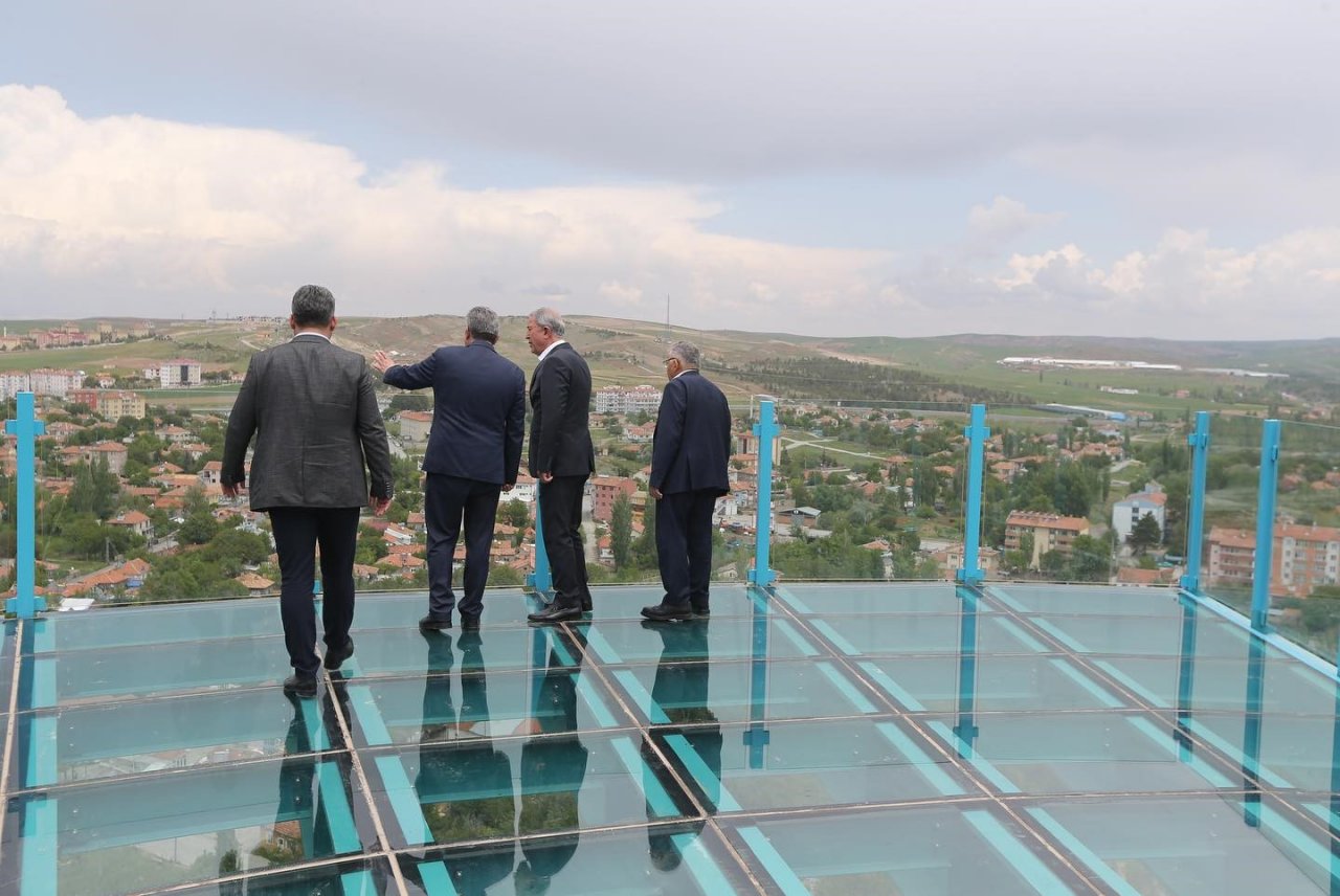 Bakan akar, Başkan Büyükkılıç ve Milletvekili Ersoy, Seyir Terası’nda Bünyan’ı izledi