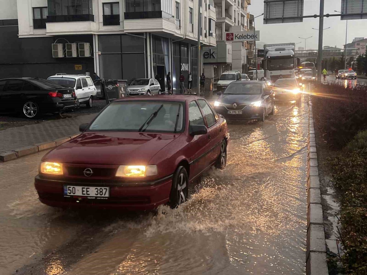 Nevşehir’de sağanak yağış trafiği olumsuz etkiledi