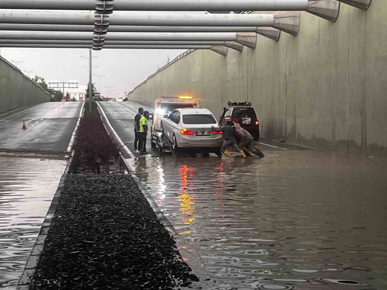 Nevşehir’de sağanak yağış trafiği olumsuz etkiledi