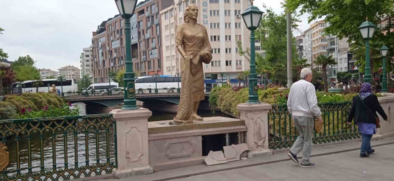 Köprübaşı’nda heykelin duvarı vandalların hedefi oldu