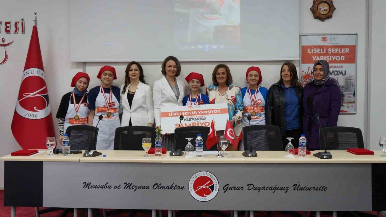 Liseli şefler finalde kazanabilmek için hünerlerini sergiledi