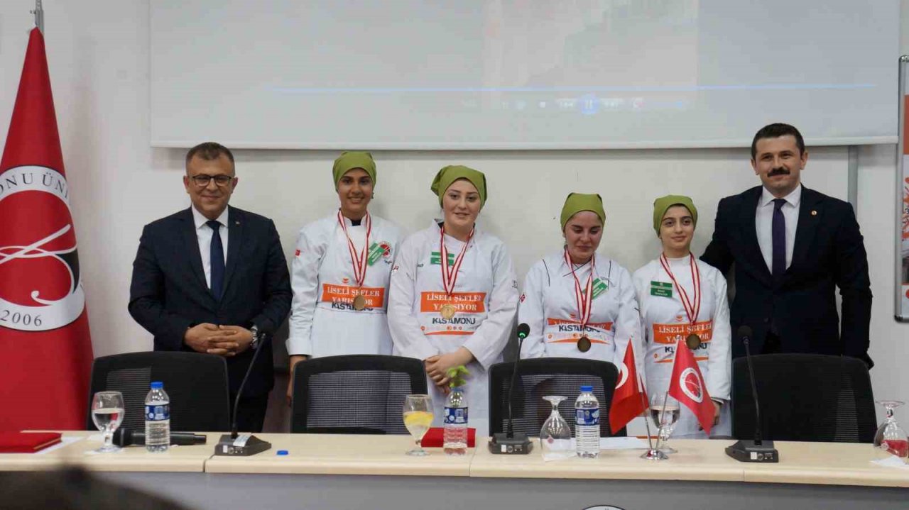 Liseli şefler finalde kazanabilmek için hünerlerini sergiledi