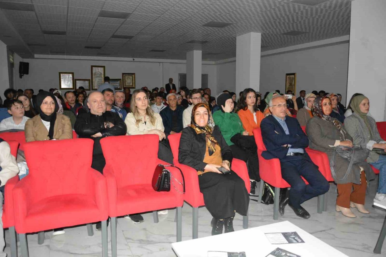 Aileler çocuklarıyla, öğrenciler şiirleriyle duygulandı