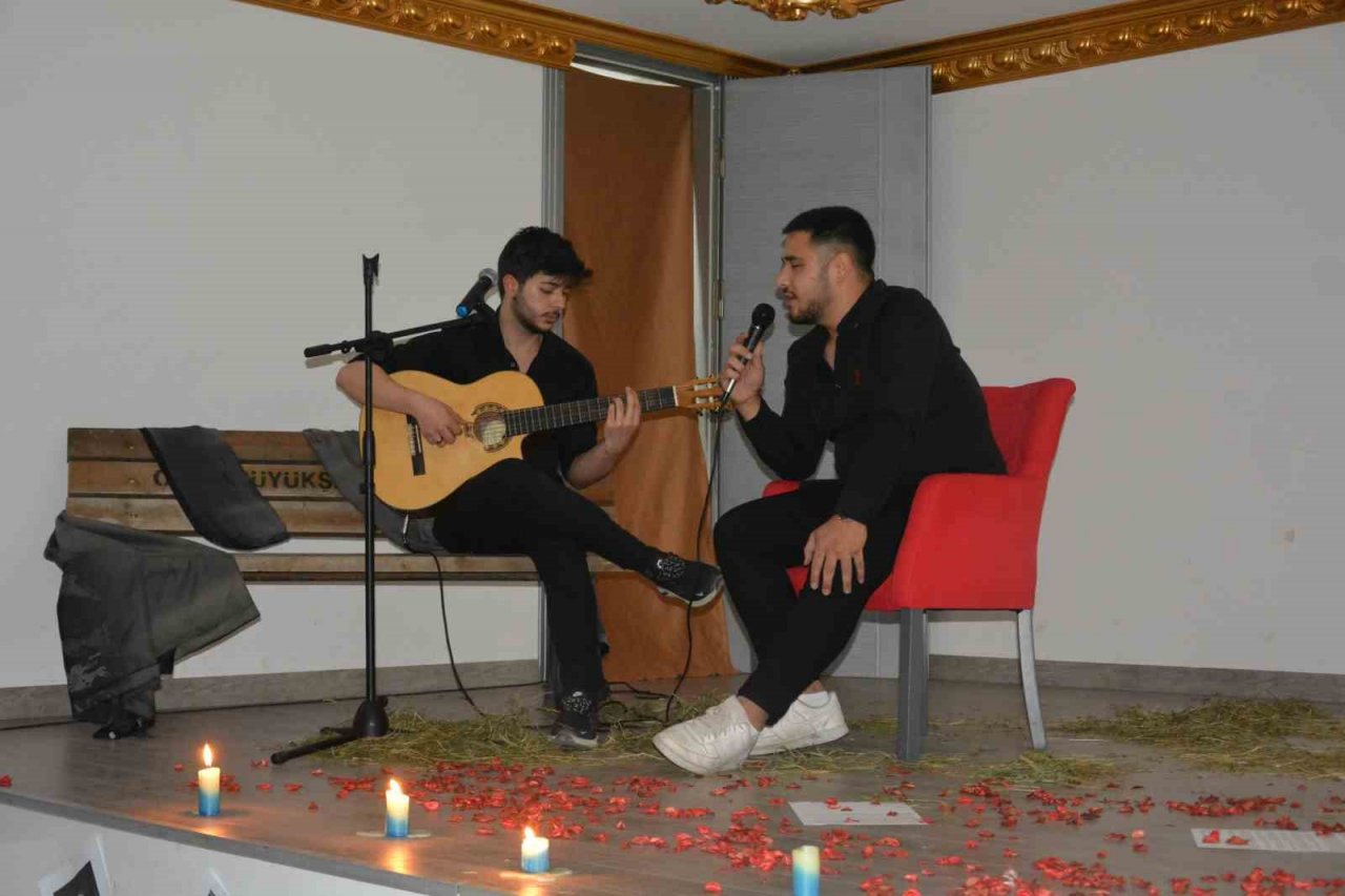 Aileler çocuklarıyla, öğrenciler şiirleriyle duygulandı