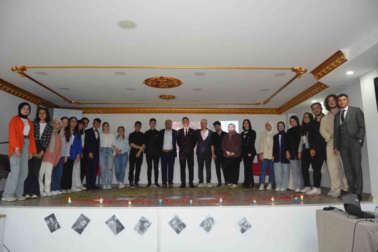 Aileler çocuklarıyla, öğrenciler şiirleriyle duygulandı