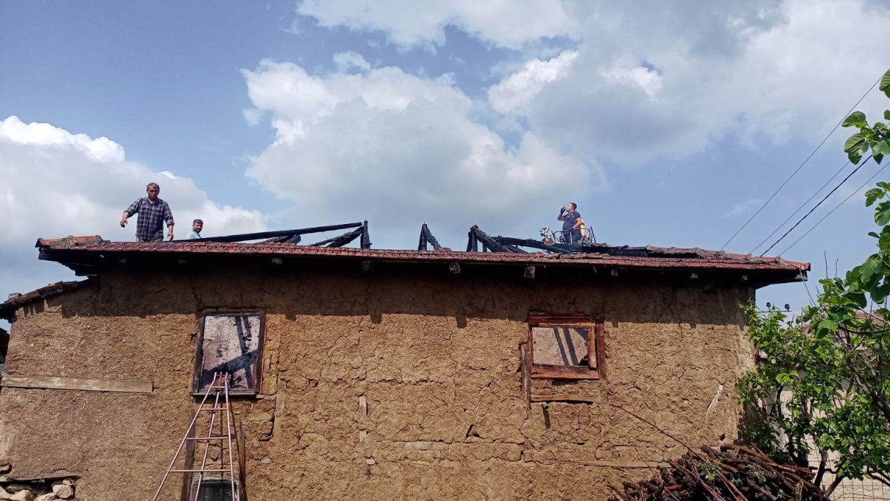 Tek katlı ahşap ev çıkan yangında ev kullanılamaz hale geldi