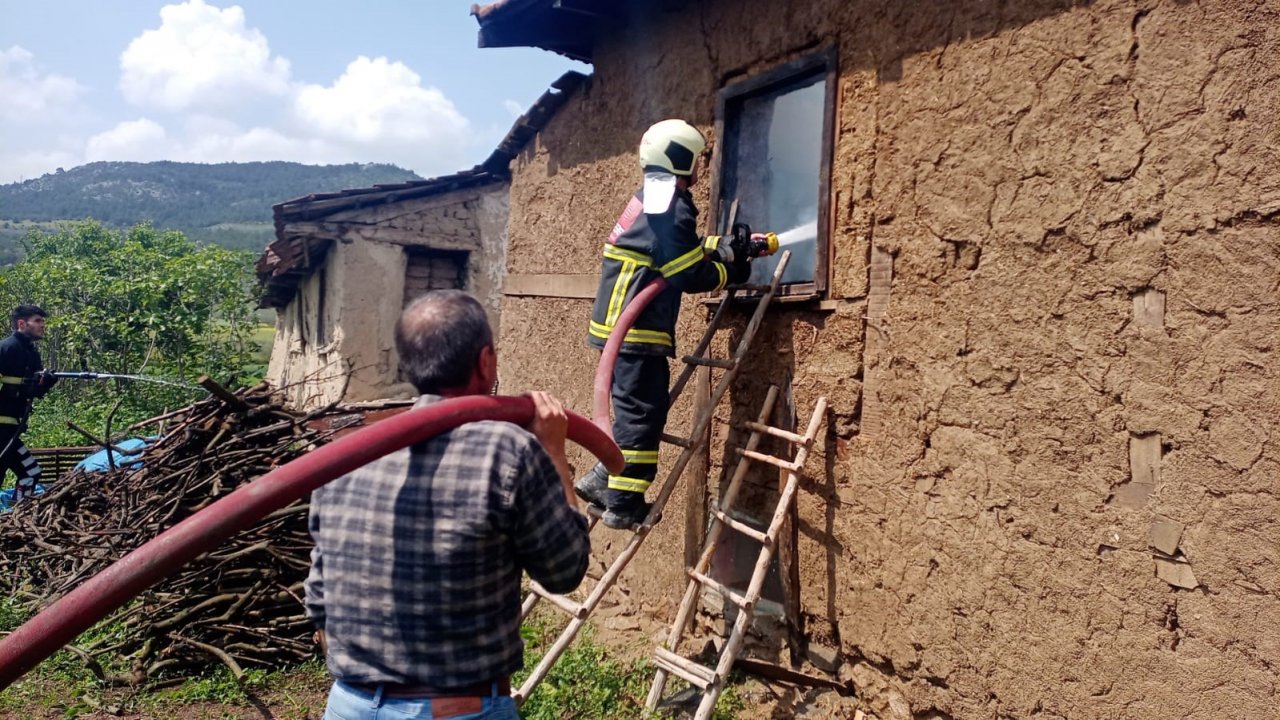 Tek katlı ahşap ev çıkan yangında ev kullanılamaz hale geldi