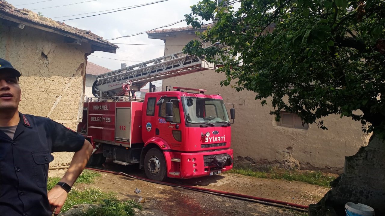 Tek katlı ahşap ev çıkan yangında ev kullanılamaz hale geldi