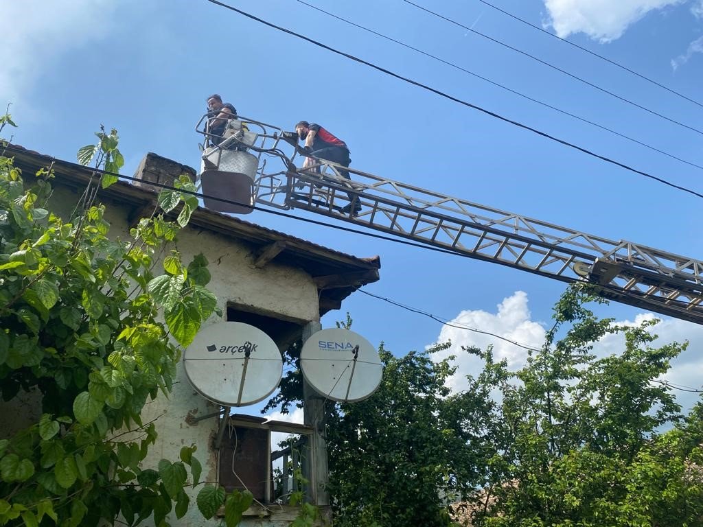 Tek katlı ahşap ev çıkan yangında ev kullanılamaz hale geldi