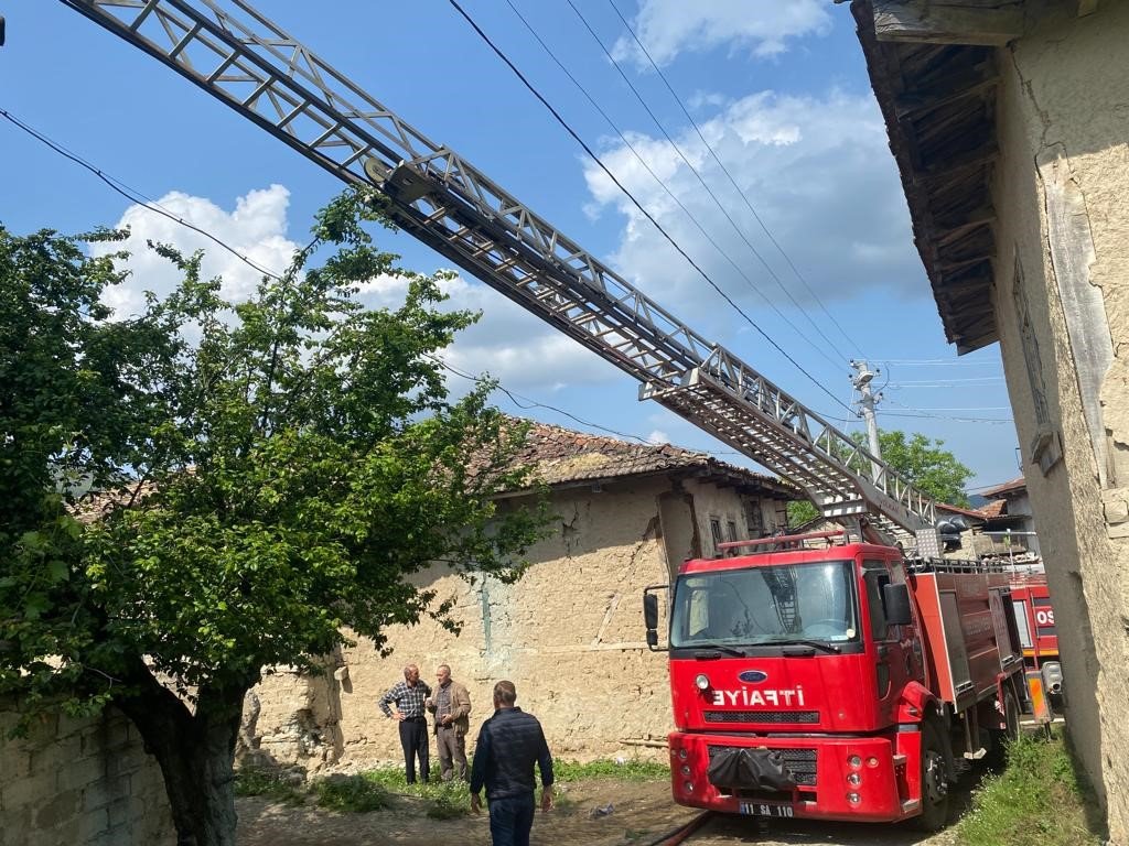 Tek katlı ahşap ev çıkan yangında ev kullanılamaz hale geldi