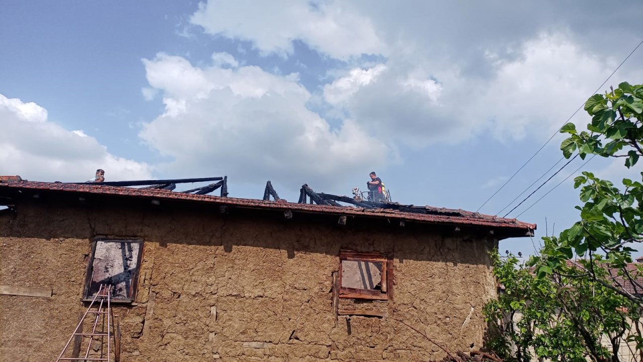 Tek katlı ahşap ev çıkan yangında ev kullanılamaz hale geldi