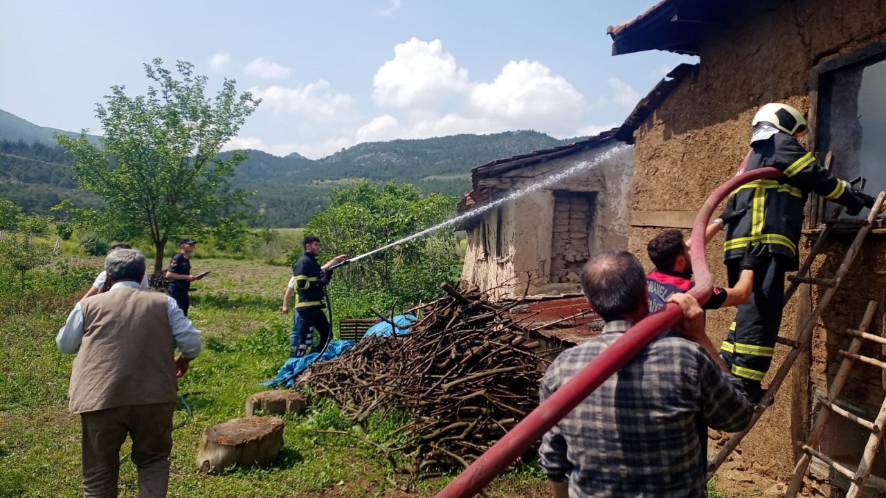 Tek katlı ahşap ev çıkan yangında ev kullanılamaz hale geldi
