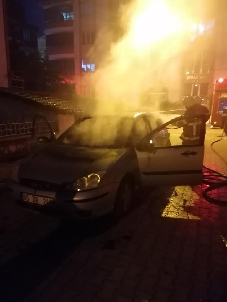 Amasya’da yanan otomobil alev topuna döndü
