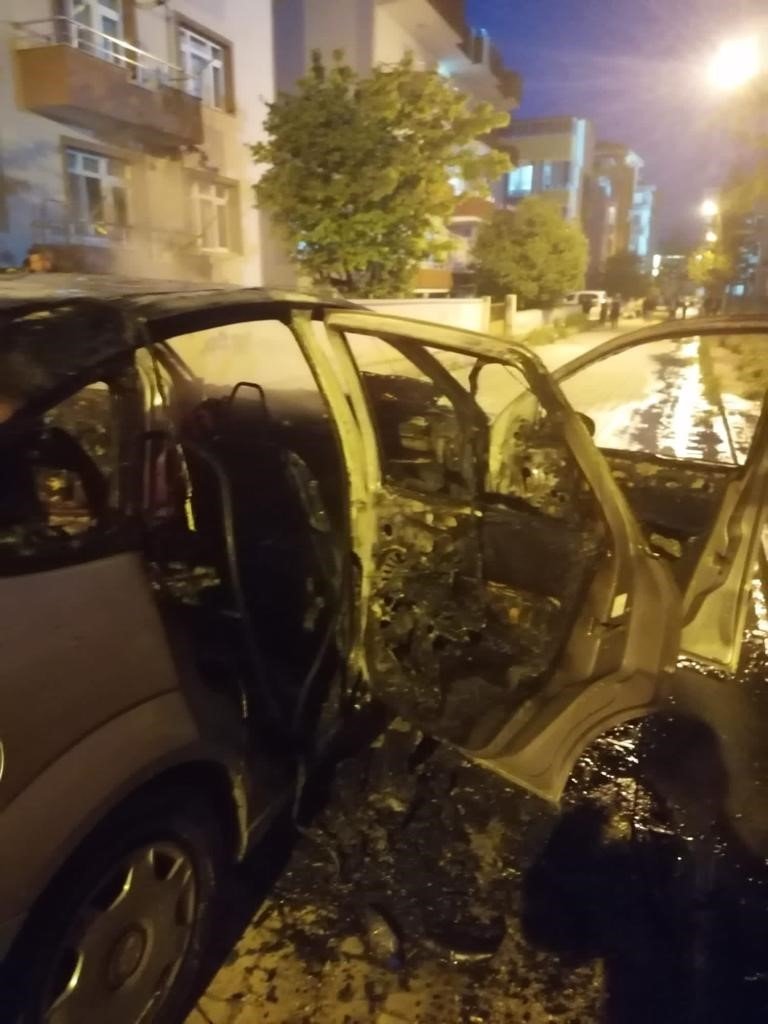 Amasya’da yanan otomobil alev topuna döndü