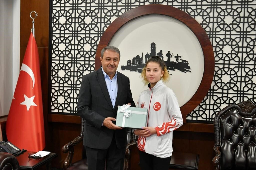 Şampiyon sporculara Vali Şıldak’tan başarı ödülü