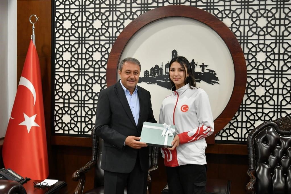 Şampiyon sporculara Vali Şıldak’tan başarı ödülü