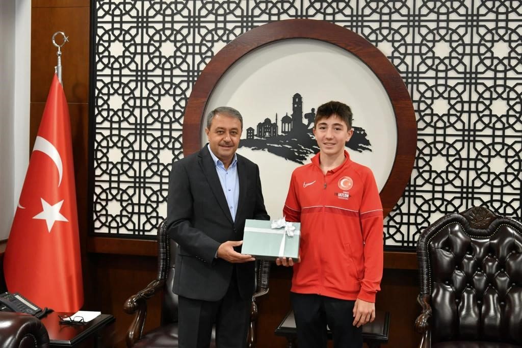 Şampiyon sporculara Vali Şıldak’tan başarı ödülü