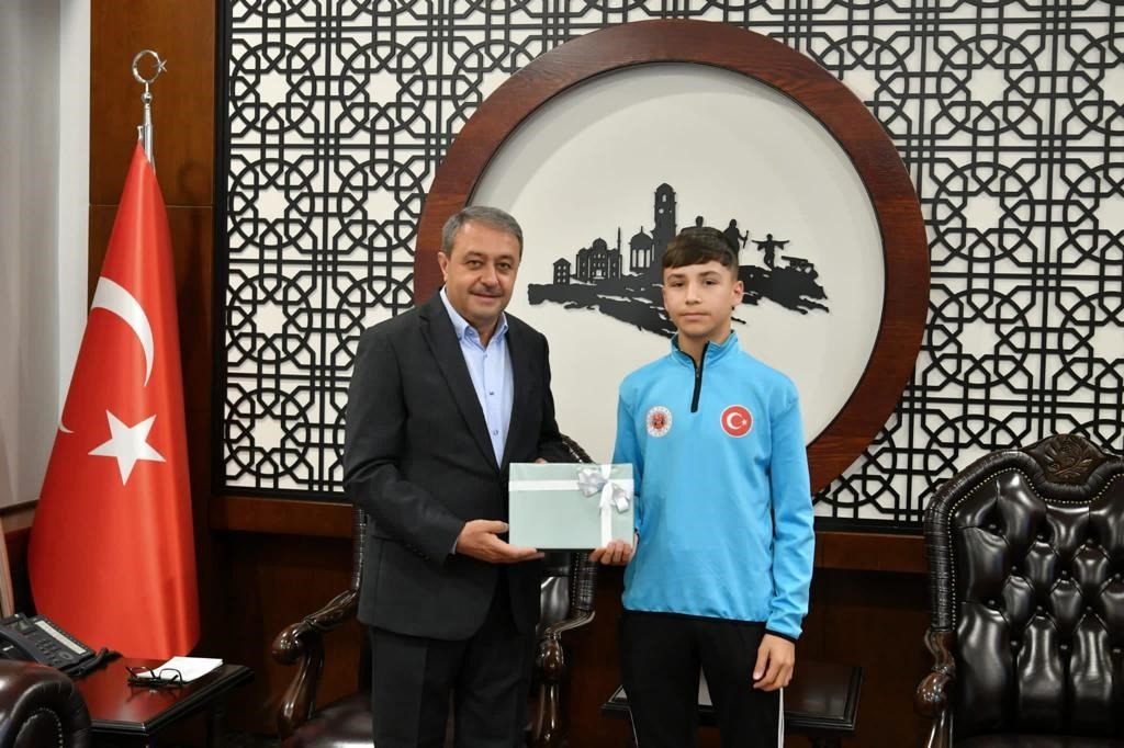 Şampiyon sporculara Vali Şıldak’tan başarı ödülü